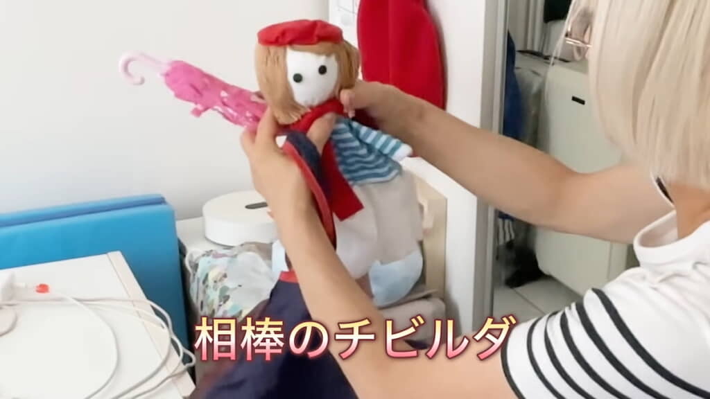 ワイヤーバスケットラックには、子ども向けに何かやろうと思って作った“チビルダ人形”が