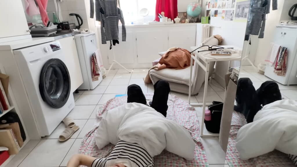 こうやって寝ている