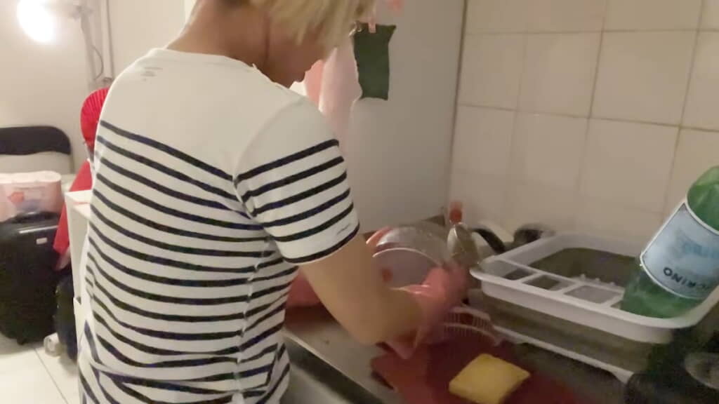 小さなシンクで洗い物