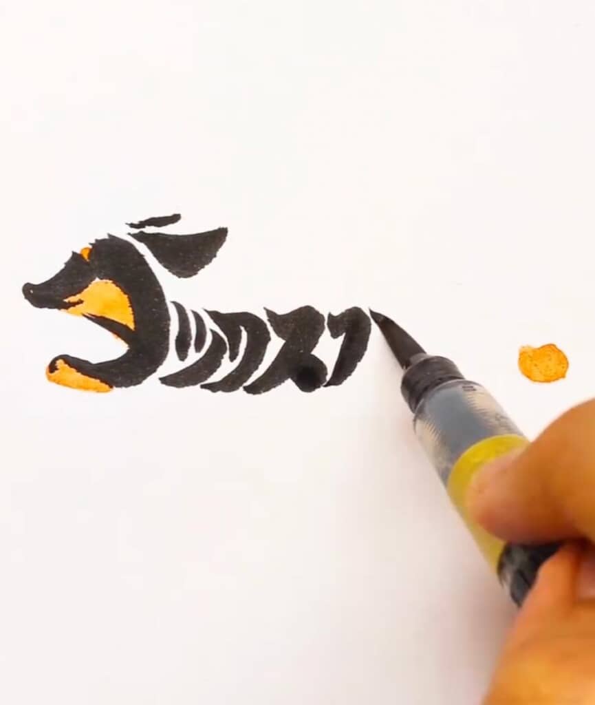 「ックスフン」の部分を使って長い胴体を描きます