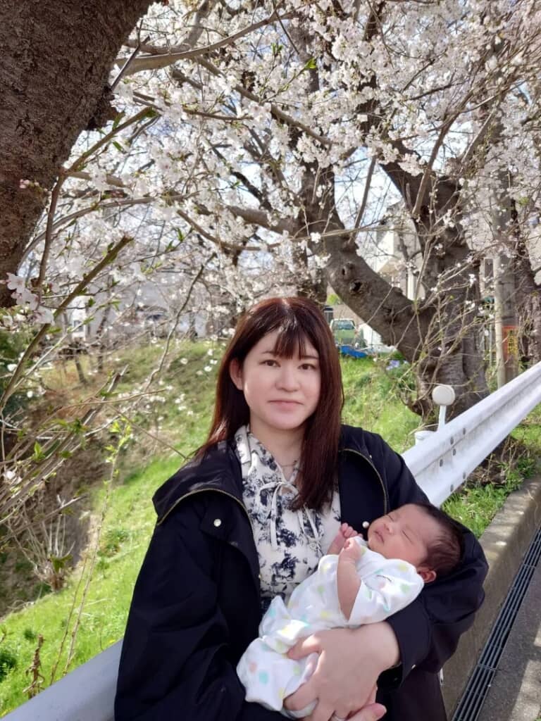 小さな赤ちゃんを抱いて優しいママの表情（アフター）