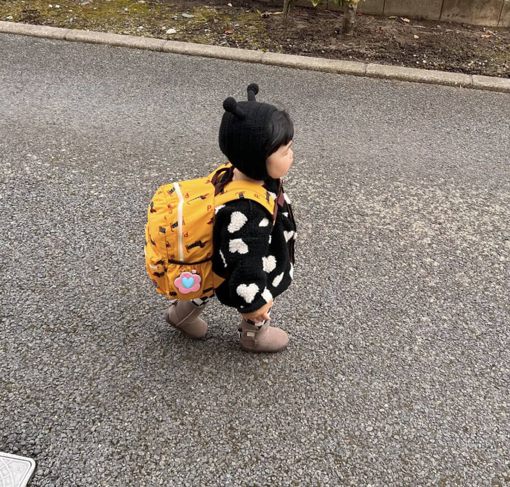 ちっちゃいアリさんがリュック背負ってる！