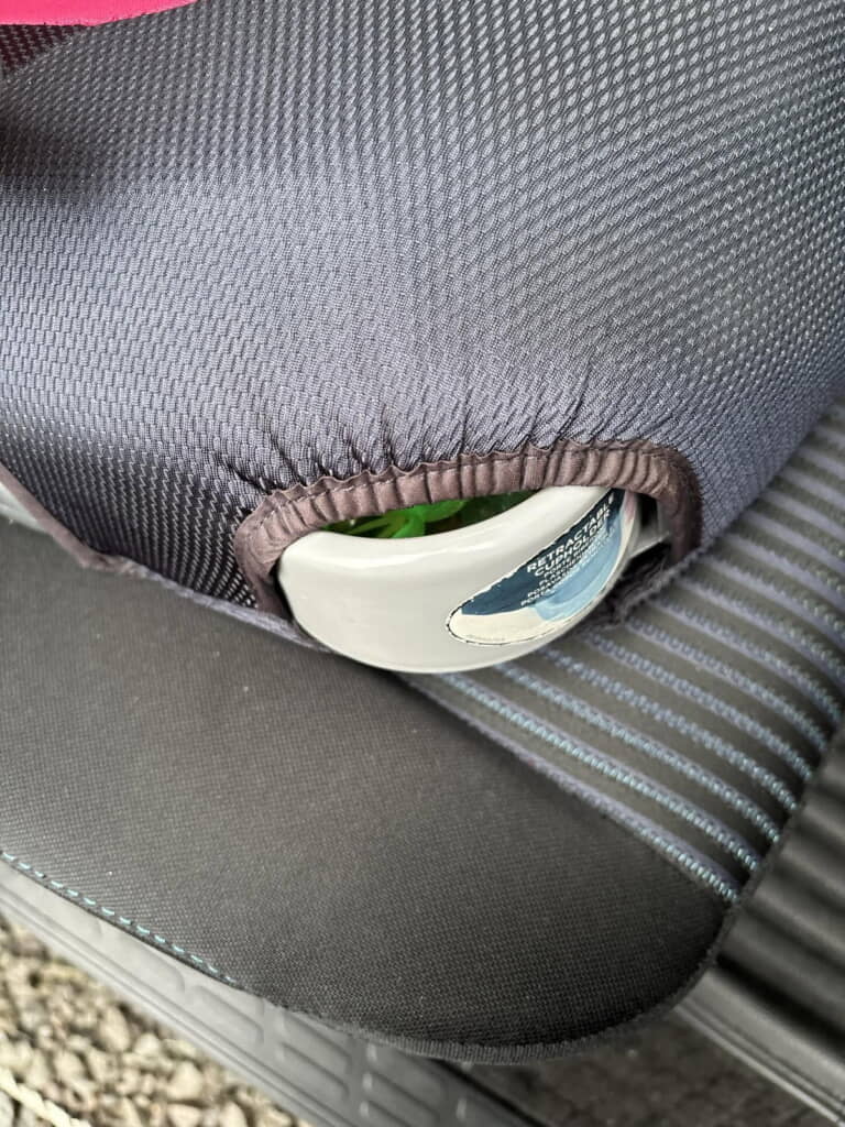 チャイルドシートのカップホルダーを引き出したら……