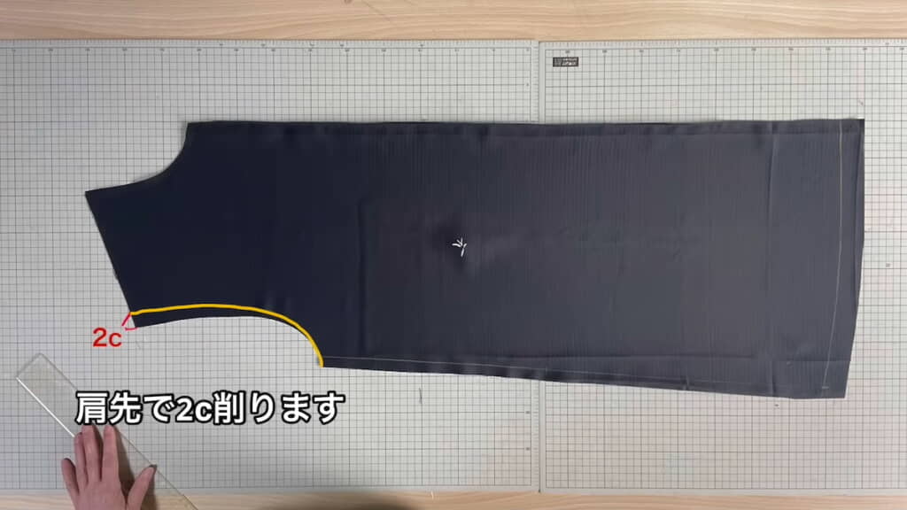 前側も同様に裁断。ポケット位置にしつけ糸で印を付ける