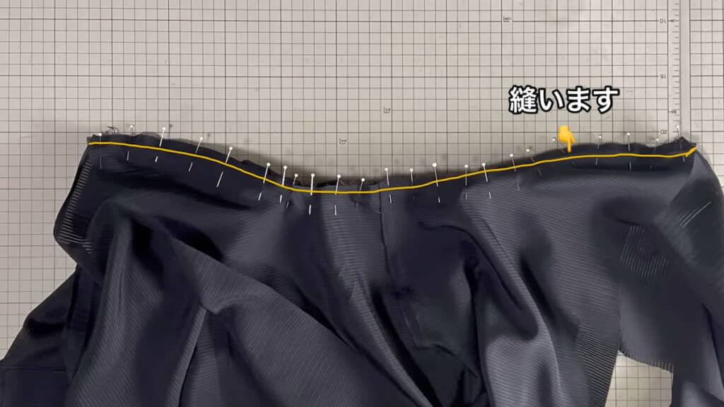 フードを襟ぐりに縫い付ける