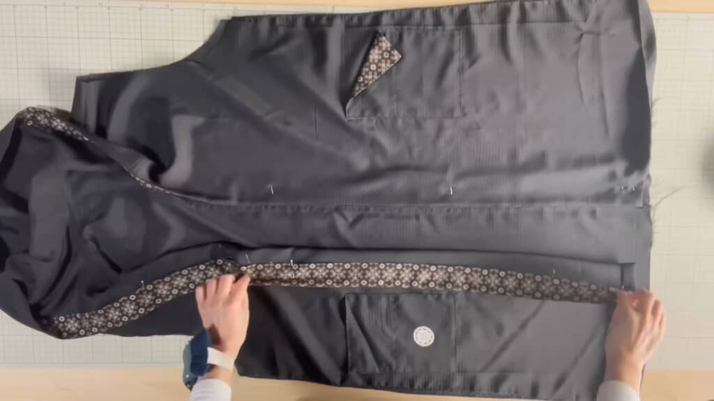 大島紬の見返しを前端とフードに縫い付ける