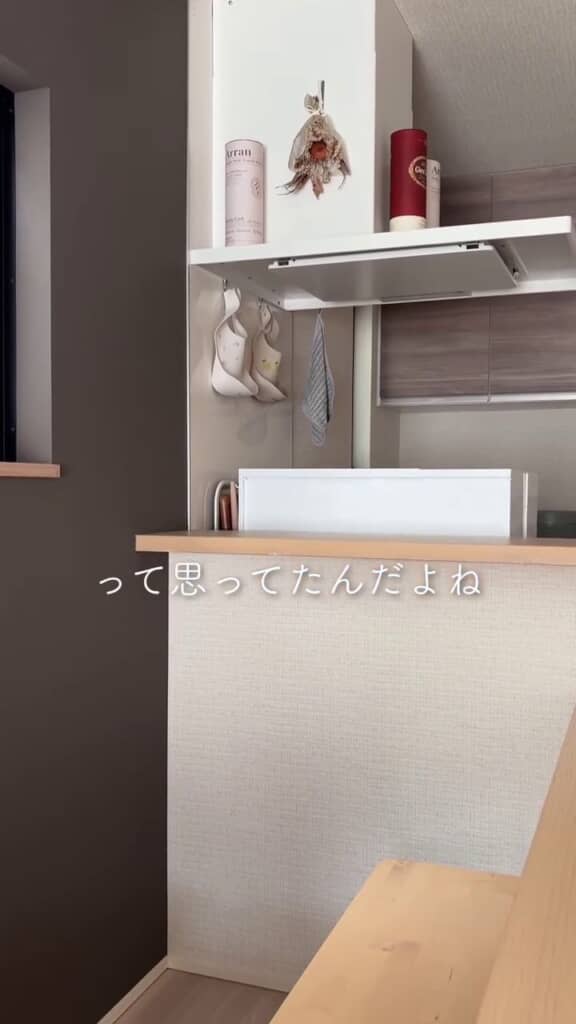 やや持て余している感じのキッチンカウンター下のスペース