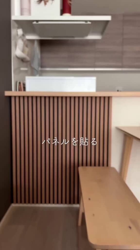 棚の横幅に合わせてカウンター壁面へ張ったパネル