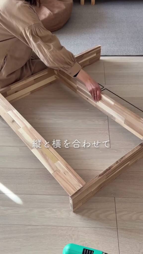 アイアンバー付きの棚板を上段に取り付ける様子