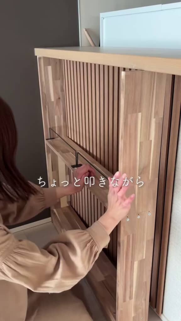 軽くたたきながらカウンターに棚をはめ込む