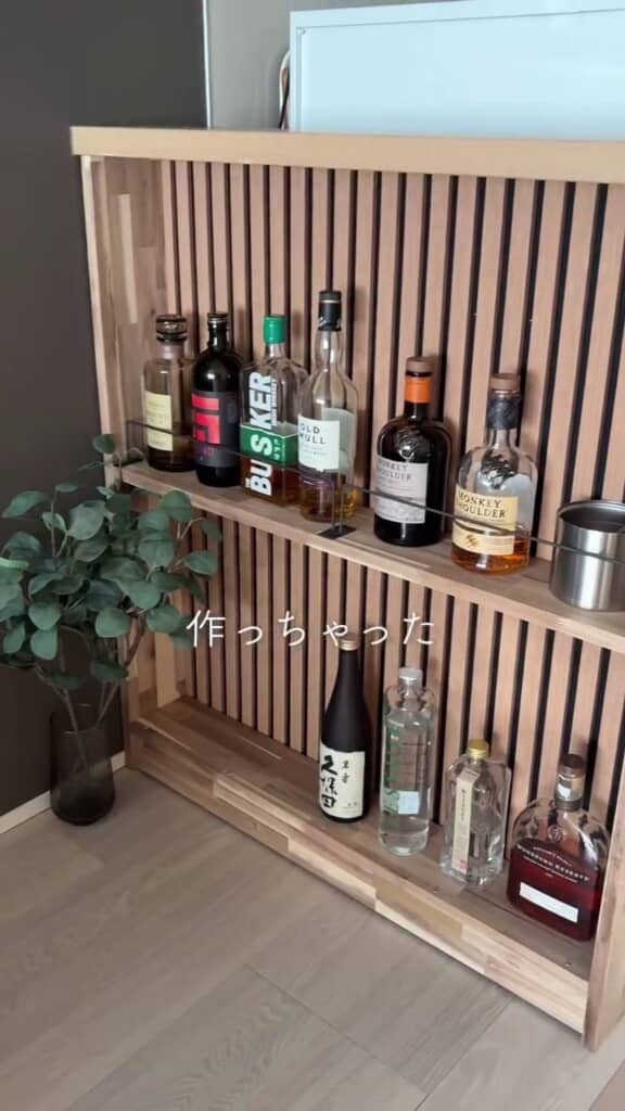 酒のボトルやアイスペールが置いてあるカウンター下の棚