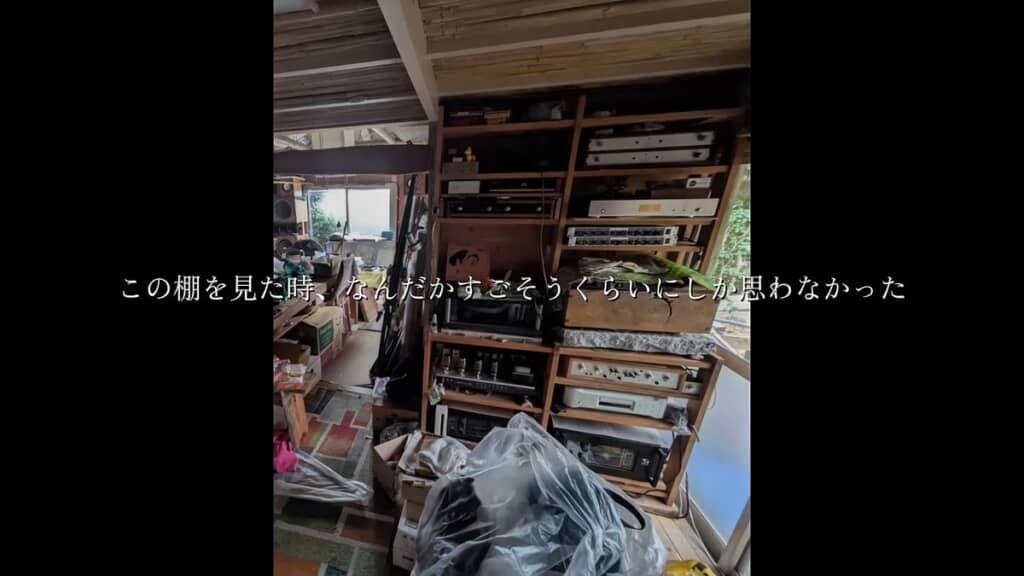 棚に置かれているオーディオ機器