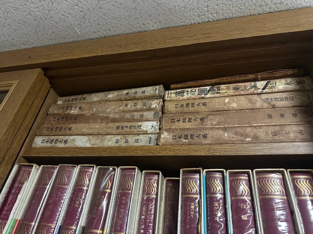 『白鯨』『レ・ミゼラブル』など外国の小説や横向きに積まれている『日本地理大系』