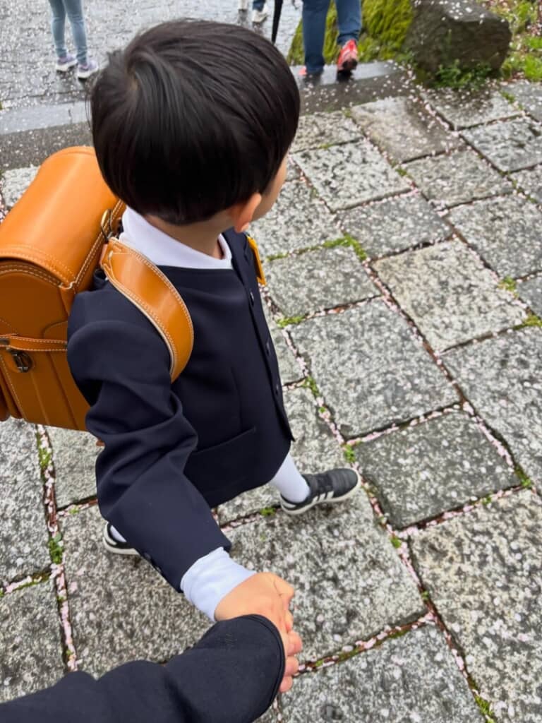 嬉しそうに姉のランドセルを背負う息子くん