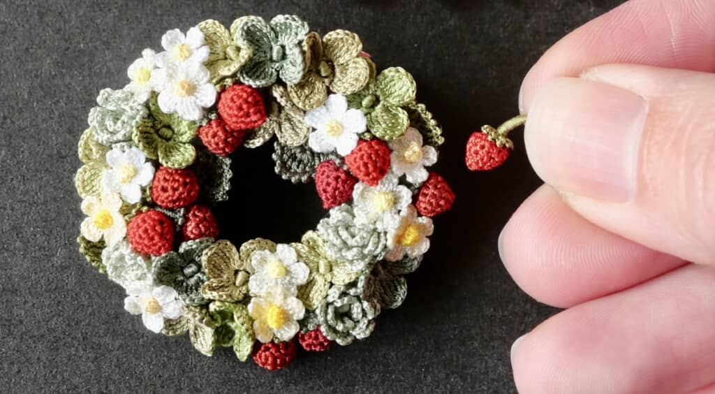 いちごのリースブローチ