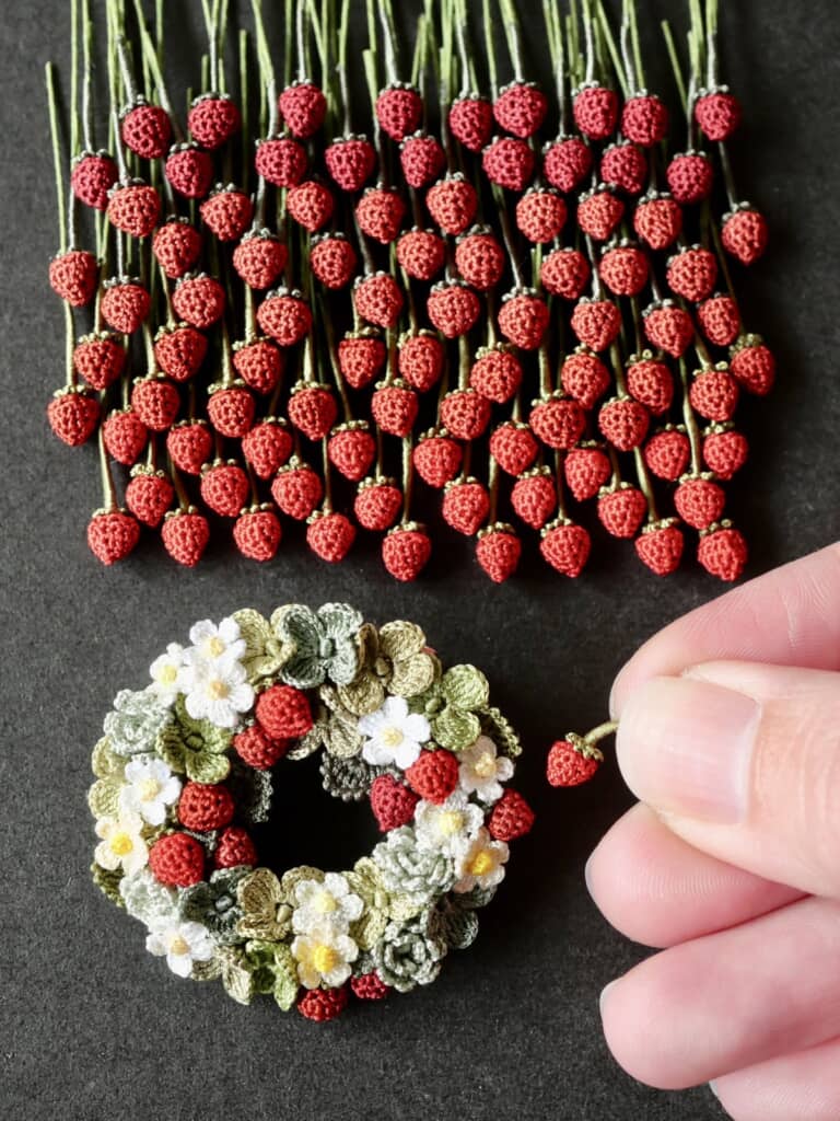 いちごのパーツとブローチ