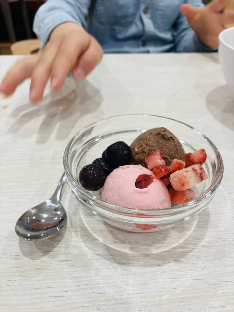 5歳児の色彩感覚に驚くアイスの盛り付け