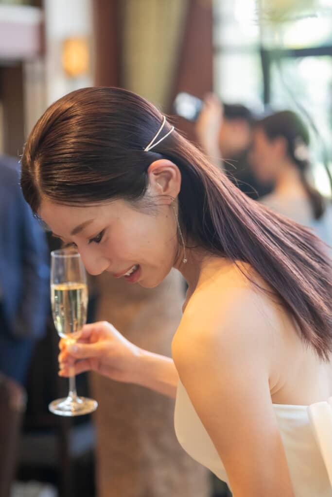 耳には揺れるシルバーのピアス