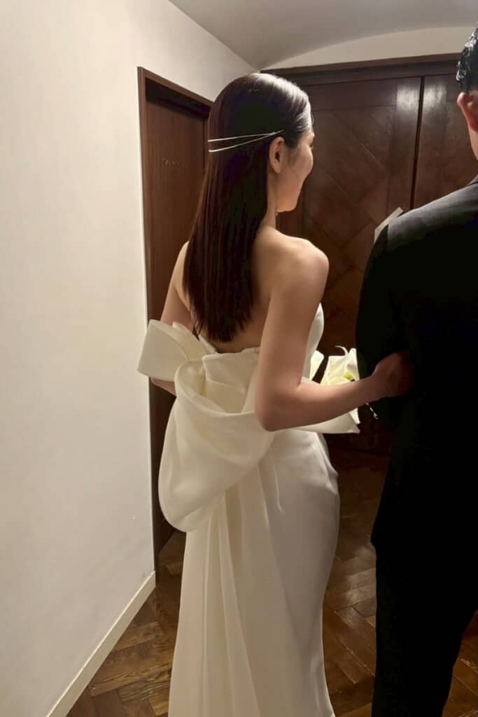 マーメイドドレスと髪型がマッチしています