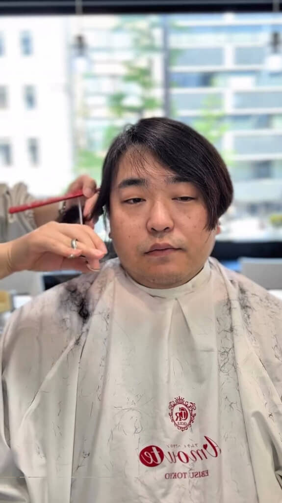 伸びた髪をどんどん短くしていきます