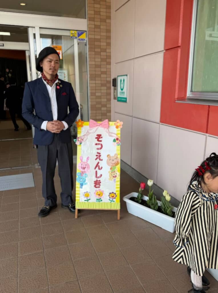 自由な娘ちゃんを見守るパパ