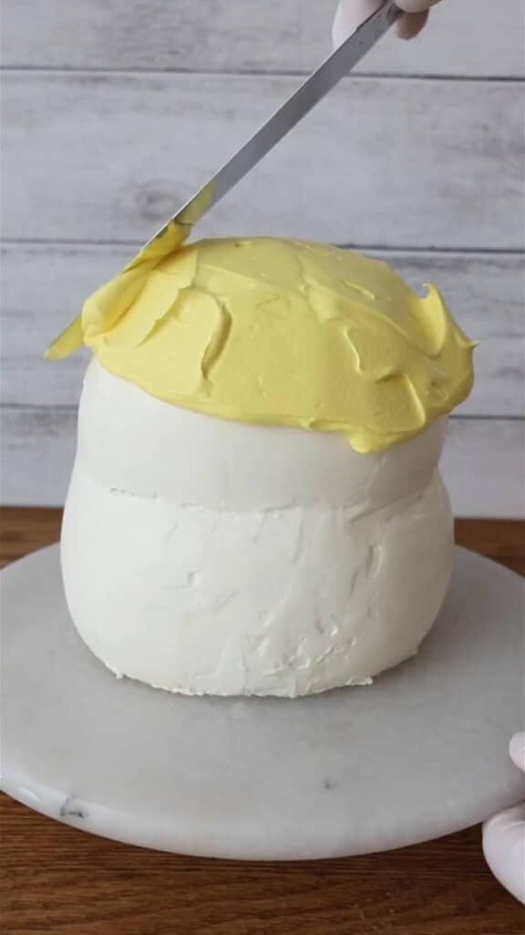 白くて大きな大福のようなフォルムに黄色いクリームを塗っていきます