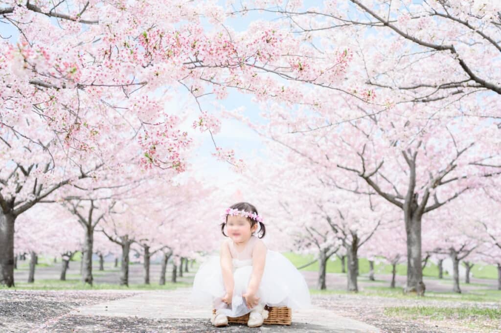 ニコニコしながらしゃがみこんでいます