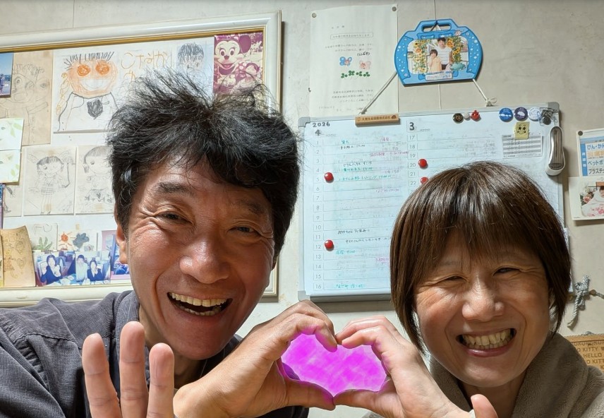 ハートを作って幸せそうな2人