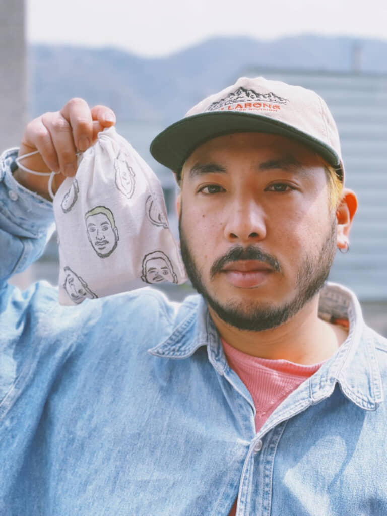 スタンプが施された巾着を持ち歩いてくれている夫の姿にほっこり