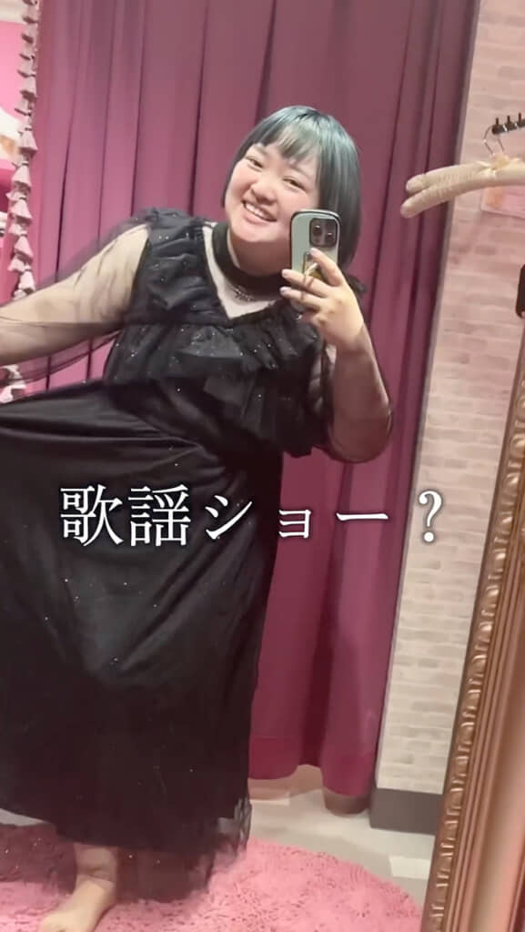 華やかなブラックドレス