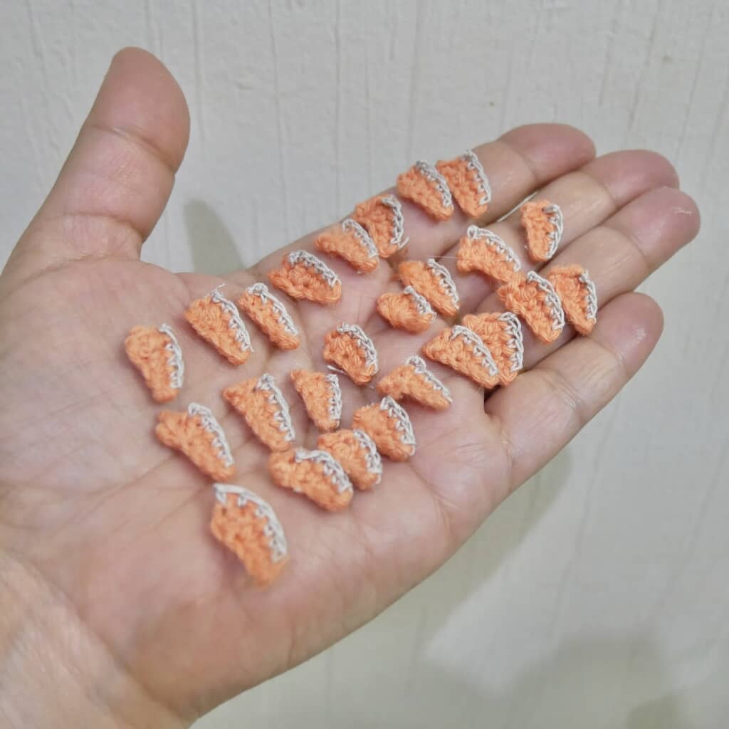 手のひらの上にサーモンがたくさん！