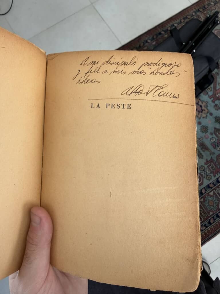 カミュ本人による手書きのサインが!?