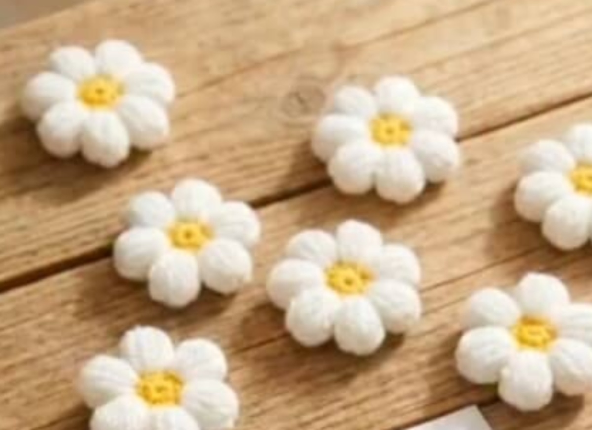 真っ白なお花をたっぷり編んで、つなげると……「わぁあ！」　完成した“春のおでかけアイテム”に「これは完璧」【海外】（1/3） | 編み物 ねとらぼ