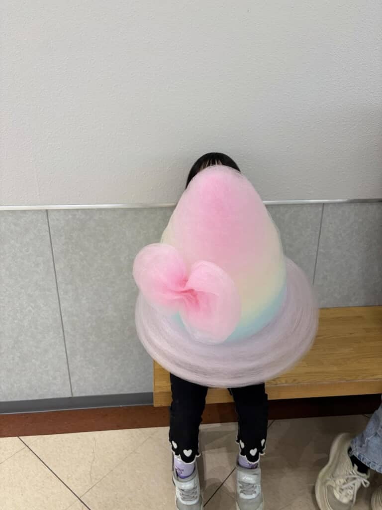 娘さんの体くらい大きなわたあめ。形もすごくキレイ!