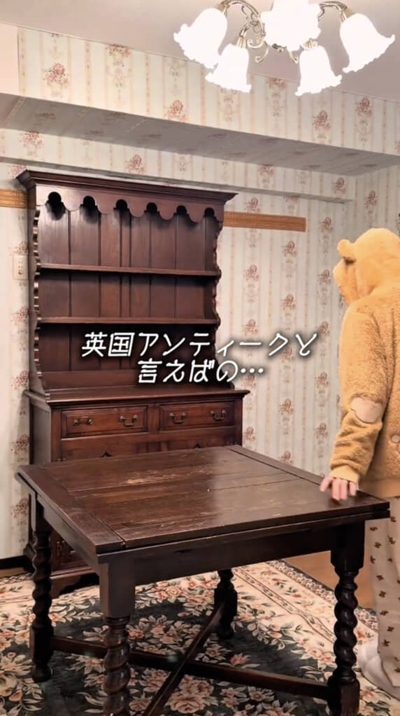 アンティーク調のテーブルも設置