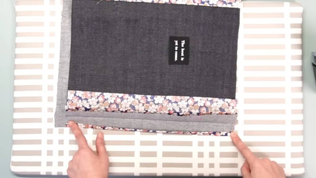 ミシンで縫い合わせます