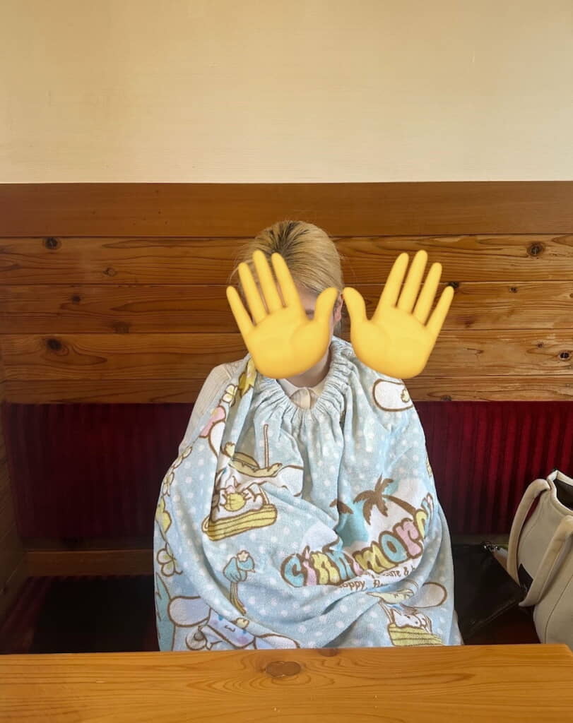 シナモロール柄の“プールのタオル”の中で授乳中