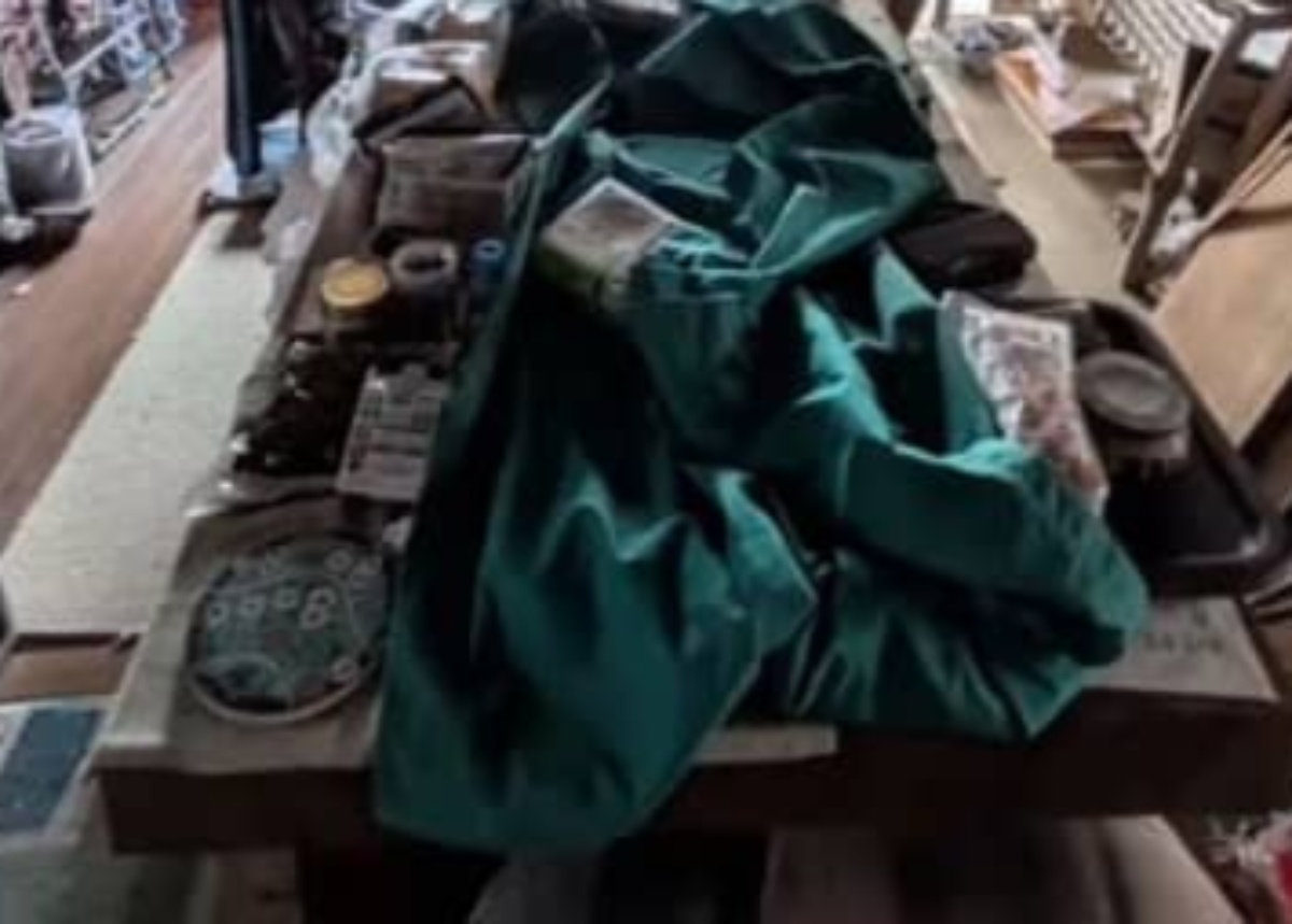 妻を亡くした男性が70万円で“廃墟”を購入→片付け中に発見したのは…… とんでもない高額お宝を発見し反響「泣いちゃった」「この物件はすばらしい」(1/3) | ライフスタイル ねとらぼ