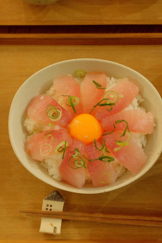 妻が昼食に作ったビンチョウマグロ丼