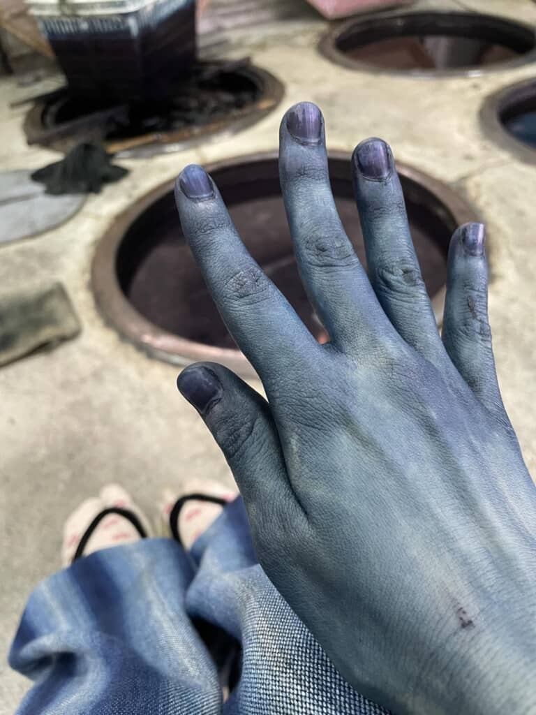 染料を扱い続けた結果、藍色に染まった手