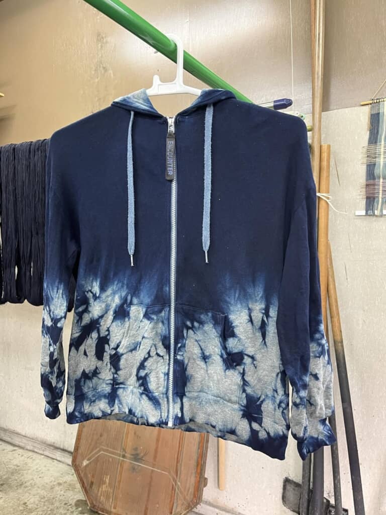 藍色に染めた投稿者のパーカー