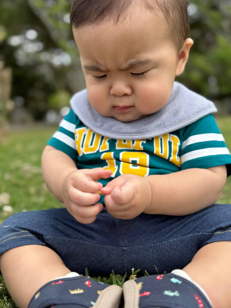 手遊び中も険しい表情