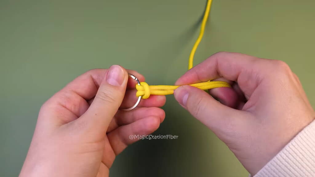 キーリングにひもを固定する
