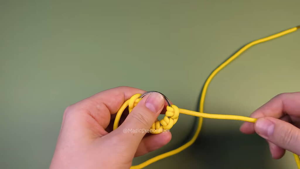 リングの円周にそってひもで結び目を作る
