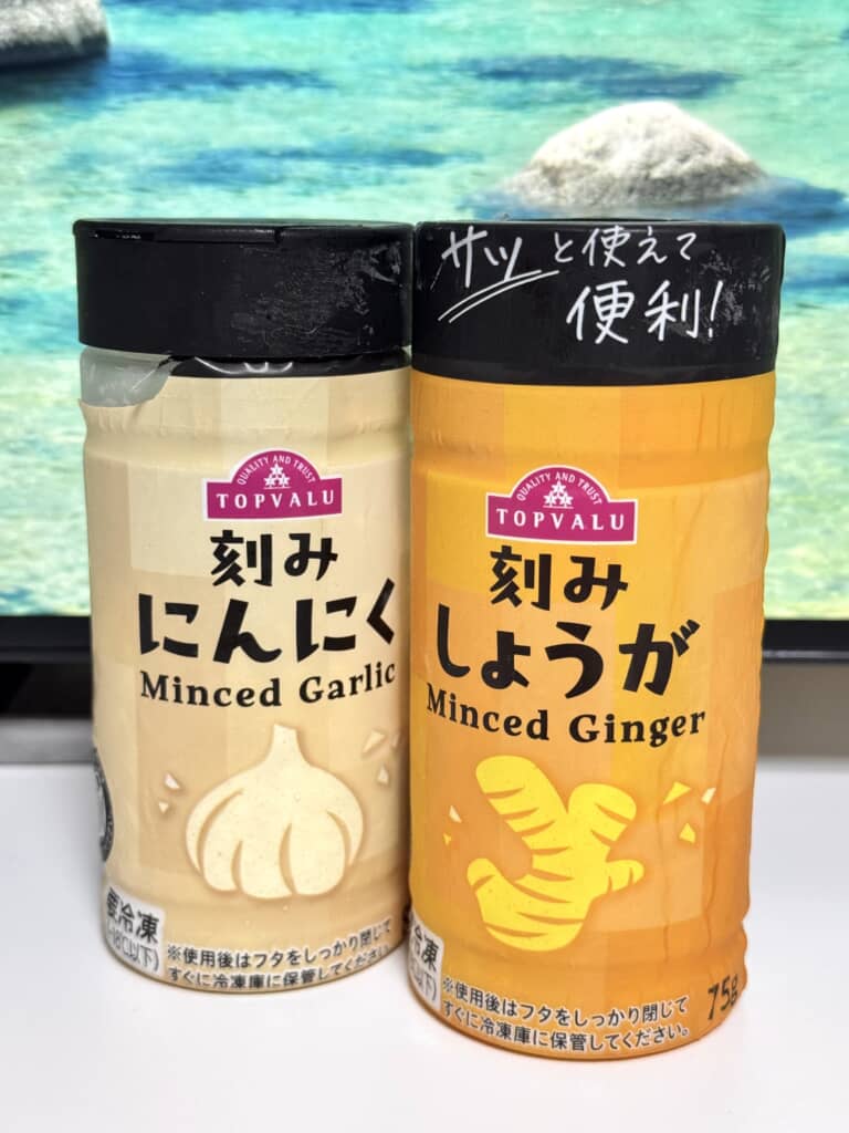 トップバリュの刻みにんにく・刻みしょうが冷凍チューブ2本並べた様子