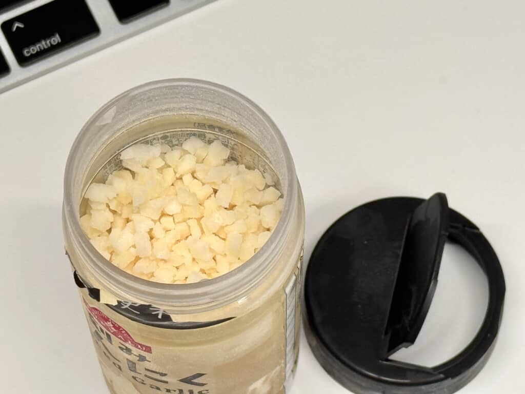 トップバリュの刻みにんにくチューブを開けた上から見た冷凍状態の中身