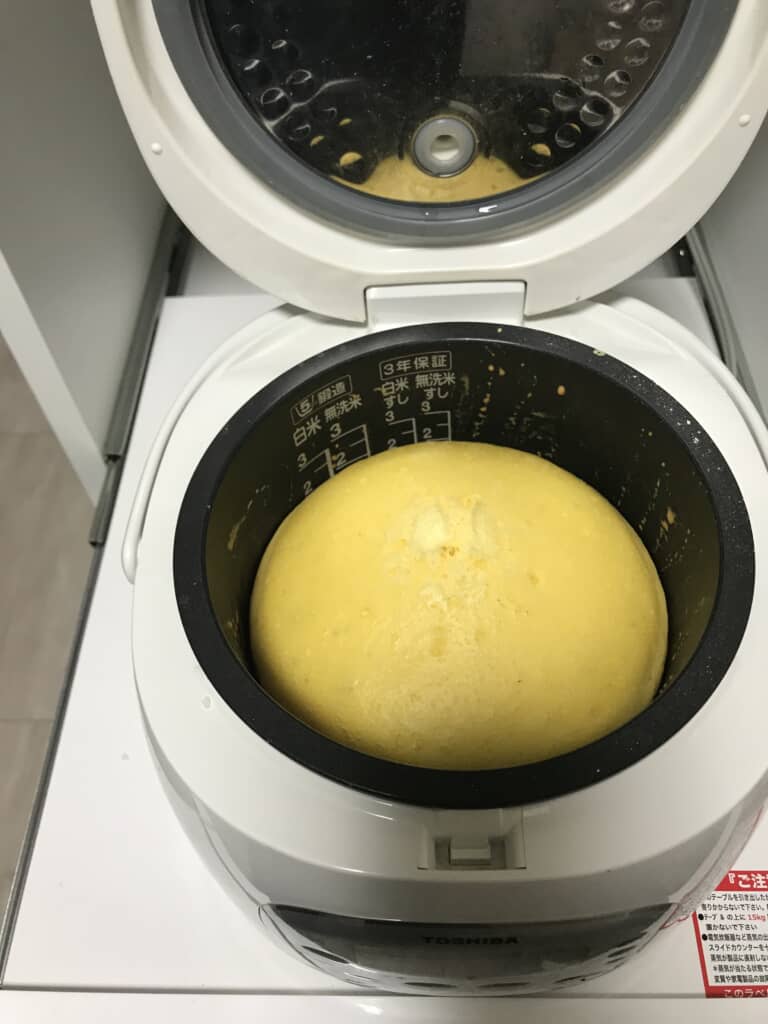 炊飯器の内釜いっぱいに膨らんだホットケーキ記事
