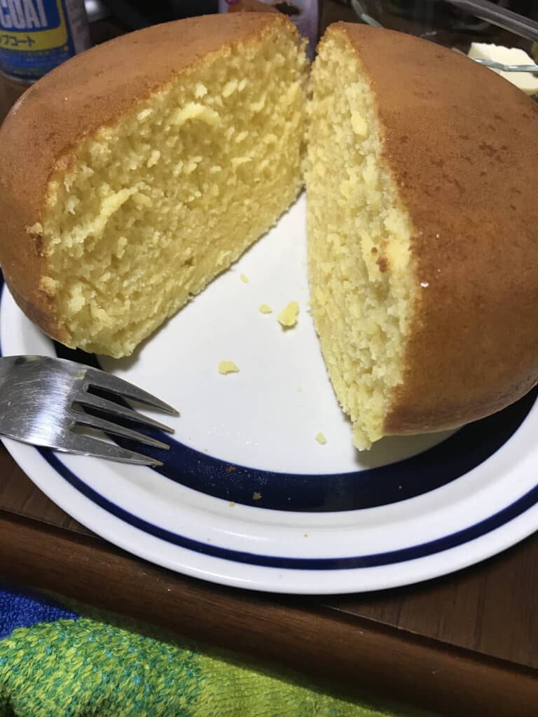 炊飯器で焼いたホットケーキをフォークで割った断面