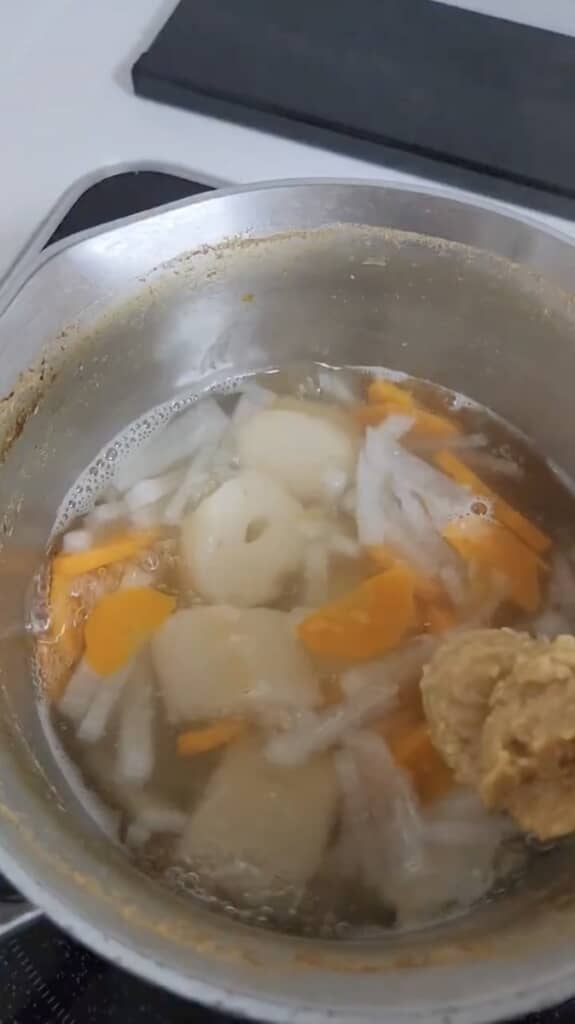 みそ汁を作っている鍋の中に異変が……？