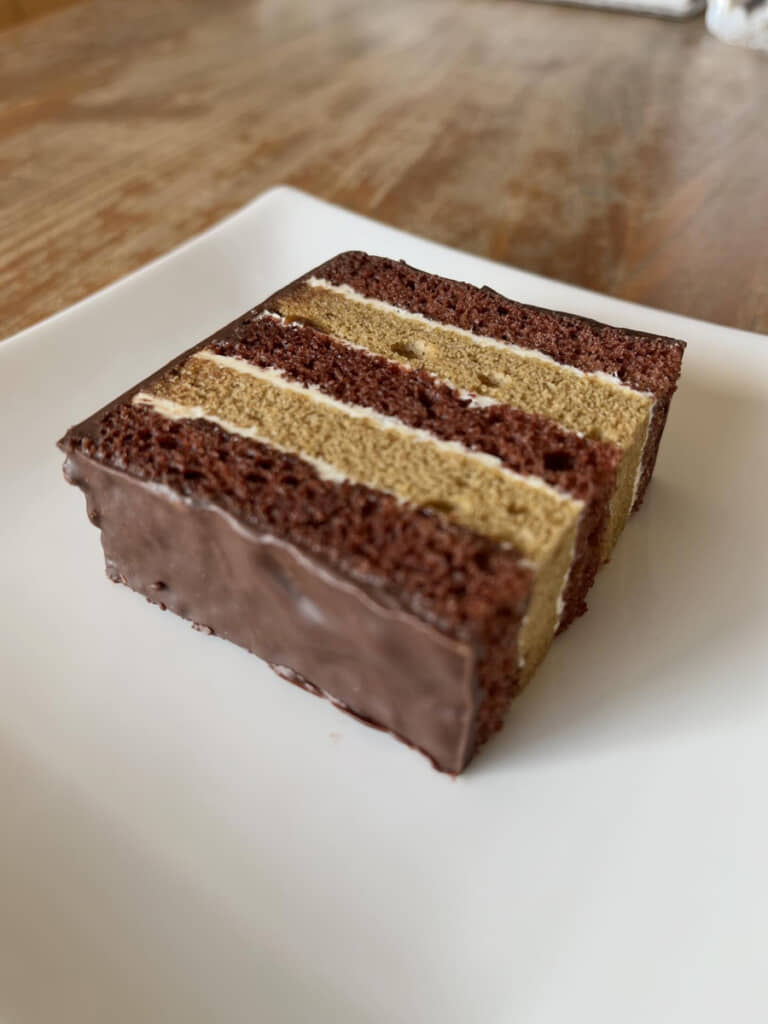 5層のスポンジをチョコレートでコーティング。どこをとってもおいしそう